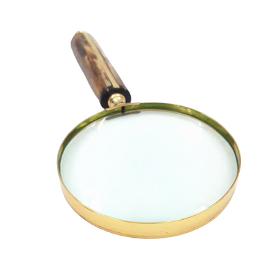 MFM-loep in messing montuur met benen handvat, vergroting 3.5x, personalisatie met gravure, ideaal als cadeau voor een verzamelaar, goud en wit/crèmekleurig, afmetingen 10 x 23 x 1.9 cm