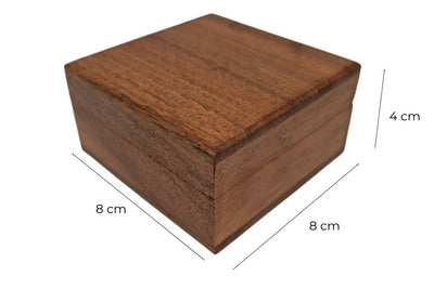 Houten geschenkdoos sieradendoosje 8x8cm met marineblauwe inzet en mogelijkheid tot personalisatie door gravure