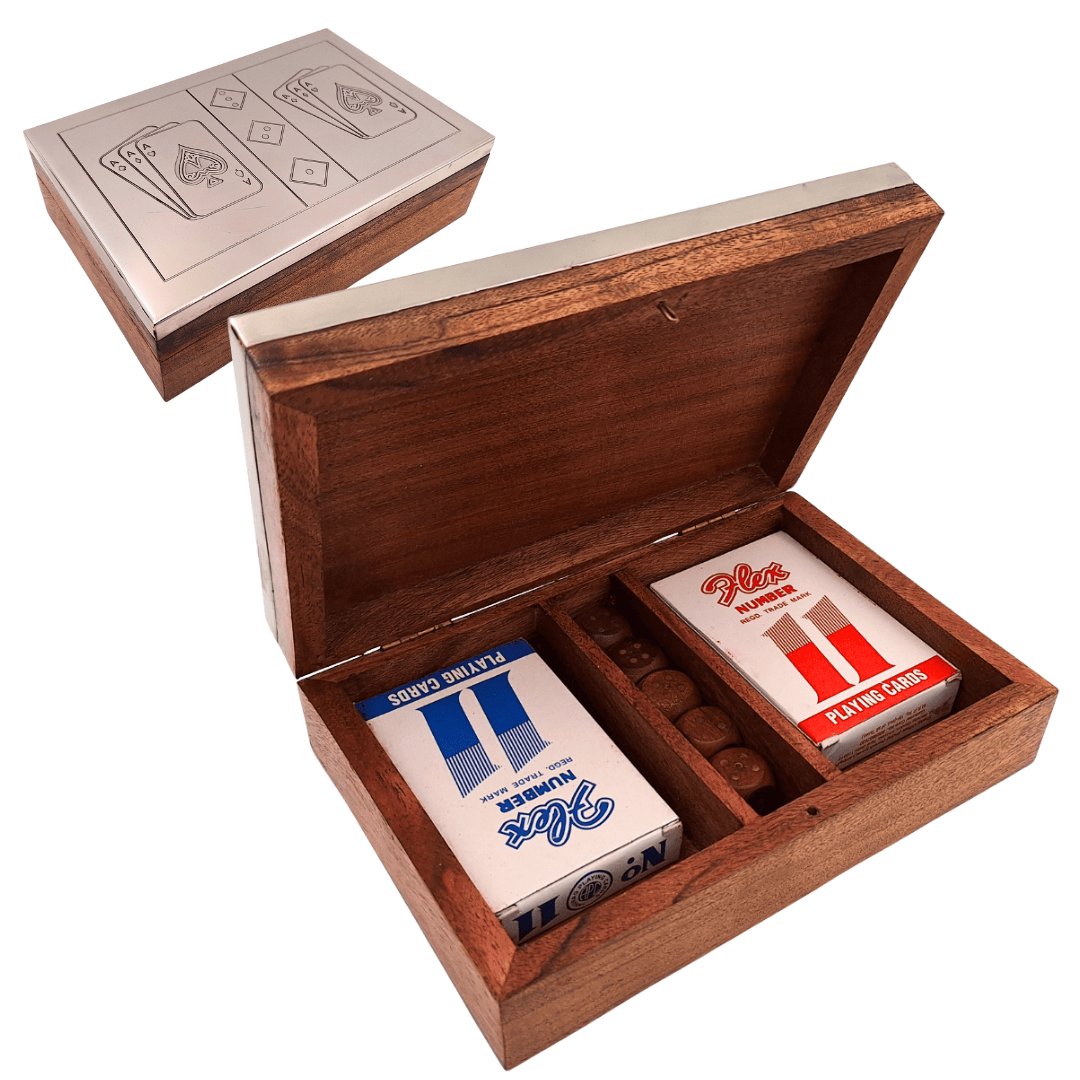 Elegante spellenset met twee kaartspellen en dobbelstenen in houten doos met aluminium bovenkant