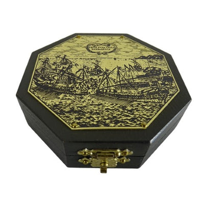 Octagonale zonnewijzer en kompas H06 met mogelijkheid tot personalisatie met gravure – elegant cadeau voor navigatieliefhebbers, gemaakt van hout en messing, met rijke ornamentiek, afmetingen 7,3 x 2 cm