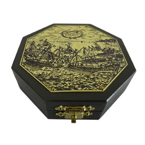 Octagonale zonnewijzer en kompas H06 met mogelijkheid tot personalisatie met gravure – elegant cadeau voor navigatieliefhebbers, gemaakt van hout en messing, met rijke ornamentiek, afmetingen 7,3 x 2 cm