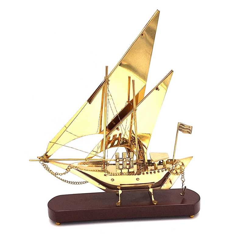 Messing model van een schip op een houten voet, 43 cm, met mogelijkheid tot personalisatie met gravure