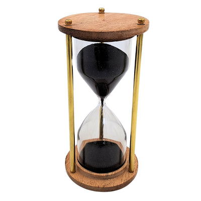 Messing-houten zandloper 5 minuten met gepersonaliseerde gravure – elegante retrodecoratie als cadeau – hoogte 15,5 cm, zwart zand, messing en hout