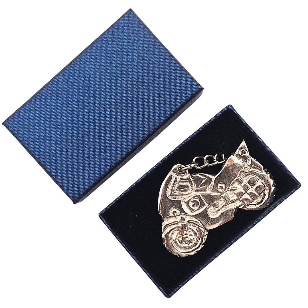 Metalen sleutelhanger motorfiets met mogelijkheid tot gravure in elegante geschenkdoos – stijlvolle gadget voor motorrijder in zilverkleurige tint, gemaakt van stevig metaal, lengte 9,5 cm