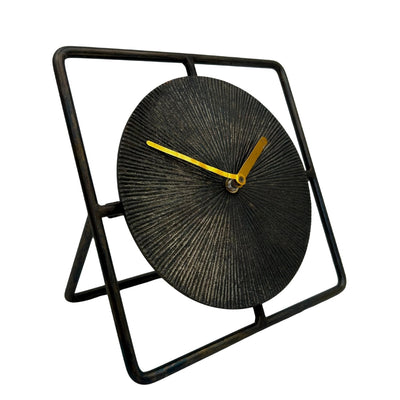 Elegante ronde metalen klok 20 cm in zwart-goud met mogelijkheid tot personalisatie met gravure