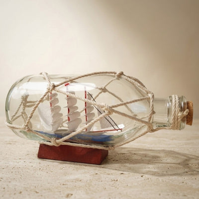 Schip in fles op houten voet met mogelijkheid tot personalisatie met gravure