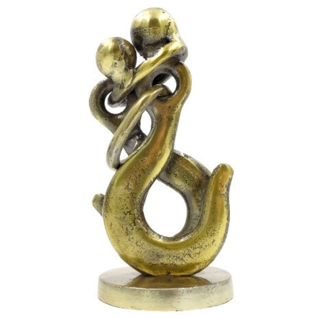 Metalen figuur van een verliefd stel met gravure