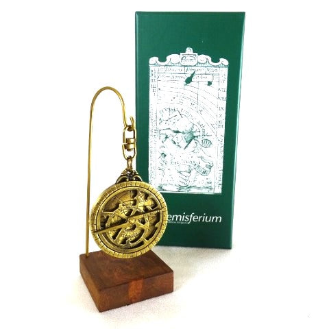 Miniatuur-astrolabium H81 op houten voet met mogelijkheid tot personalisatie met gravure - elegant decoratief element als cadeau voor een astronomieliefhebber, hoogte 13 cm, diameter 4,5 cm, uitzonderlijke afwerking met oog voor detail