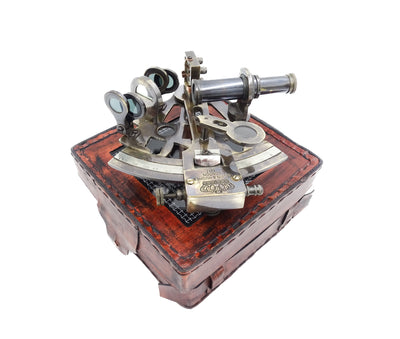 Messing sextant met gravure in leren doos - replica uit 1917, ideaal als cadeau voor zeilers en astronomen, afmetingen 13x12x6 cm, antiek, materiaal: messing en glas