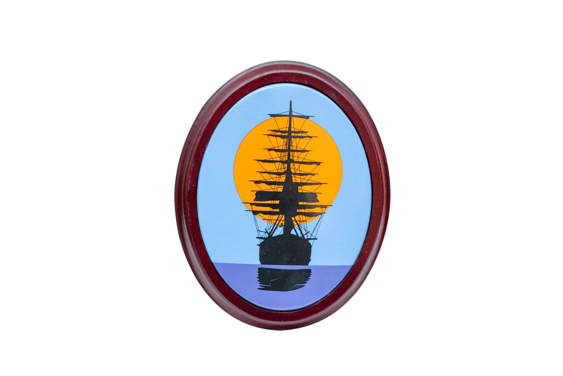 Emaille bord zeilschip bij zonsondergang met houten omlijsting