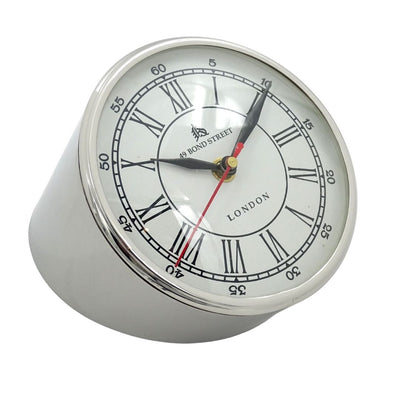 Metalen bureauklok CLK-0212 met gravure - gepersonaliseerd cadeau in zilver, wit of zwart, hoogte 19 cm, moderne stijl met Romeinse en Arabische cijfers