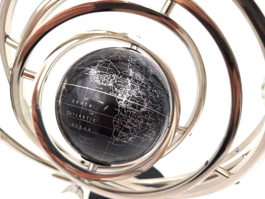 Sferisch astrolabium met globe 44,5 cm in zilverkleur met mogelijkheid tot personalisatie door gravure