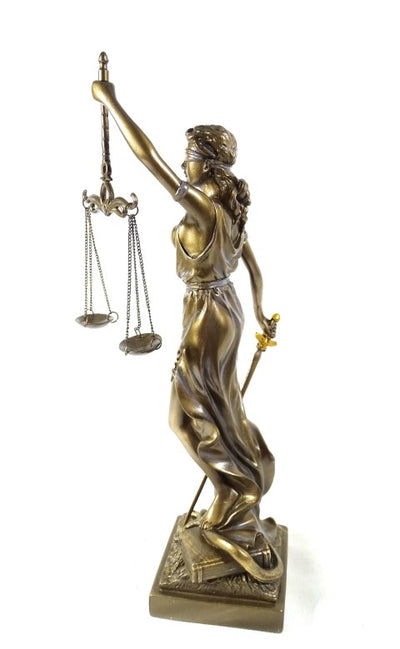 Beeldje Themis 35 cm met mogelijkheid tot personalisatie met gravure - elegant cadeau voor een advocaat, rechter of juridisch adviseur, gemaakt van polyresin in goudkleur met antieke afwerking