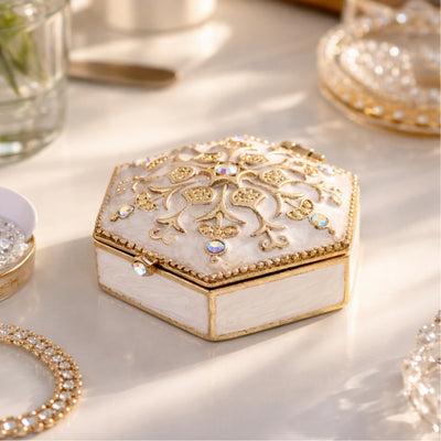Elegant metalen geschenkdoosje met kristalletjes B0035-08WH, wit-goud, mogelijkheid tot personalisatie door gravure, ideaal voor sieraden en kleine voorwerpen, 5x5x2cm