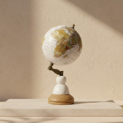 Decoratieve wereldbol Voyager op een marmer-houten voet met optie voor personalisatie van de gravure – elegant cadeau voor reisliefhebbers, hoogte 32 cm, diameter 15,5 cm, witte kaart met kleurrijke continenten