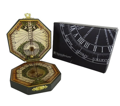 Octagonale zonnewijzer en kompas H06 met mogelijkheid tot personalisatie met gravure – elegant cadeau voor navigatieliefhebbers, gemaakt van hout en messing, met rijke ornamentiek, afmetingen 7,3 x 2 cm
