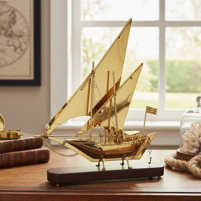 Messing model van een schip op een houten voet, 43 cm, met mogelijkheid tot personalisatie met gravure