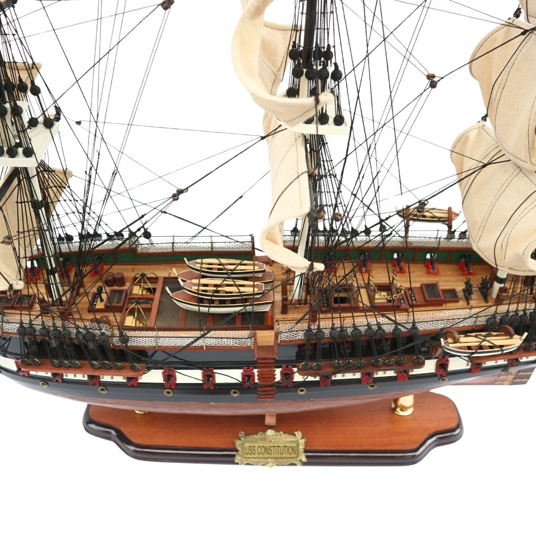 Exclusief groot model van het zeilschip USS Constitution 100cm met mogelijkheid tot personalisatie door gravure