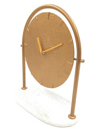 Elegante ronde metalen klok op marmeren voet met mogelijkheid tot personalisatie met gravure