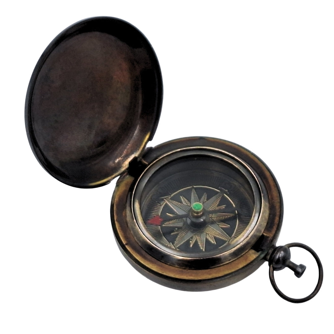 Retro toeristisch kompas van messing met antieke afwerking en mogelijkheid tot graveren – ideaal cadeau voor reizigers en natuurliefhebbers – afmetingen 6 x 5 x 1,75 cm, sluit met een deksel dat het glas beschermt