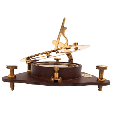 Elegant messing kompas met zonnewijzer op houten voet C064 met mogelijkheid tot personalisatie met gravure