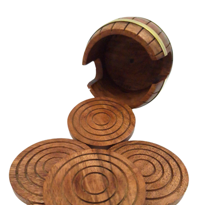 Houten onderzetters voor bekers met gravure - set in de vorm van een vat met 6 onderzetters en houder met messing versieringen