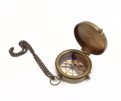 Afsluitbaar kompas met ketting in leren etui C-64