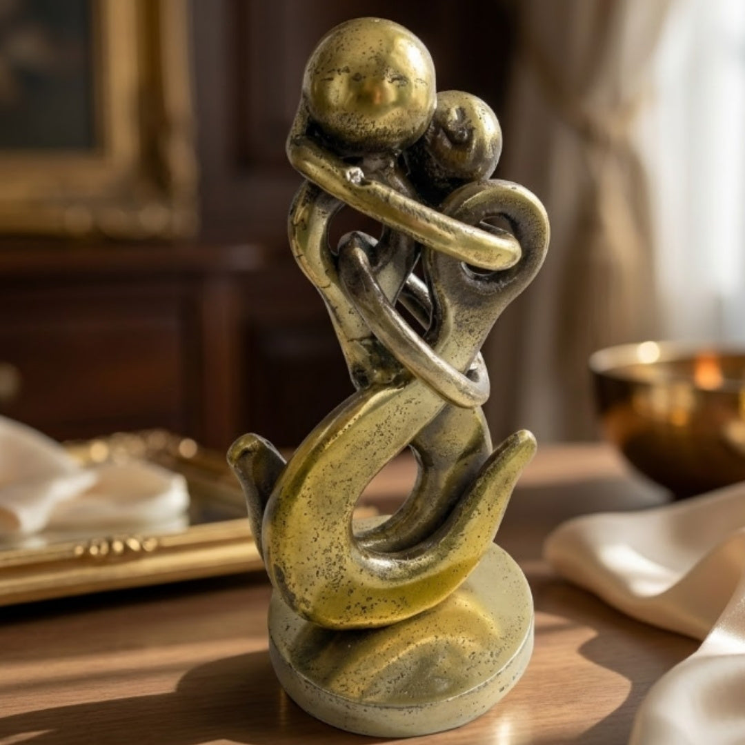 Metalen figuur van een verliefd stel met gravure