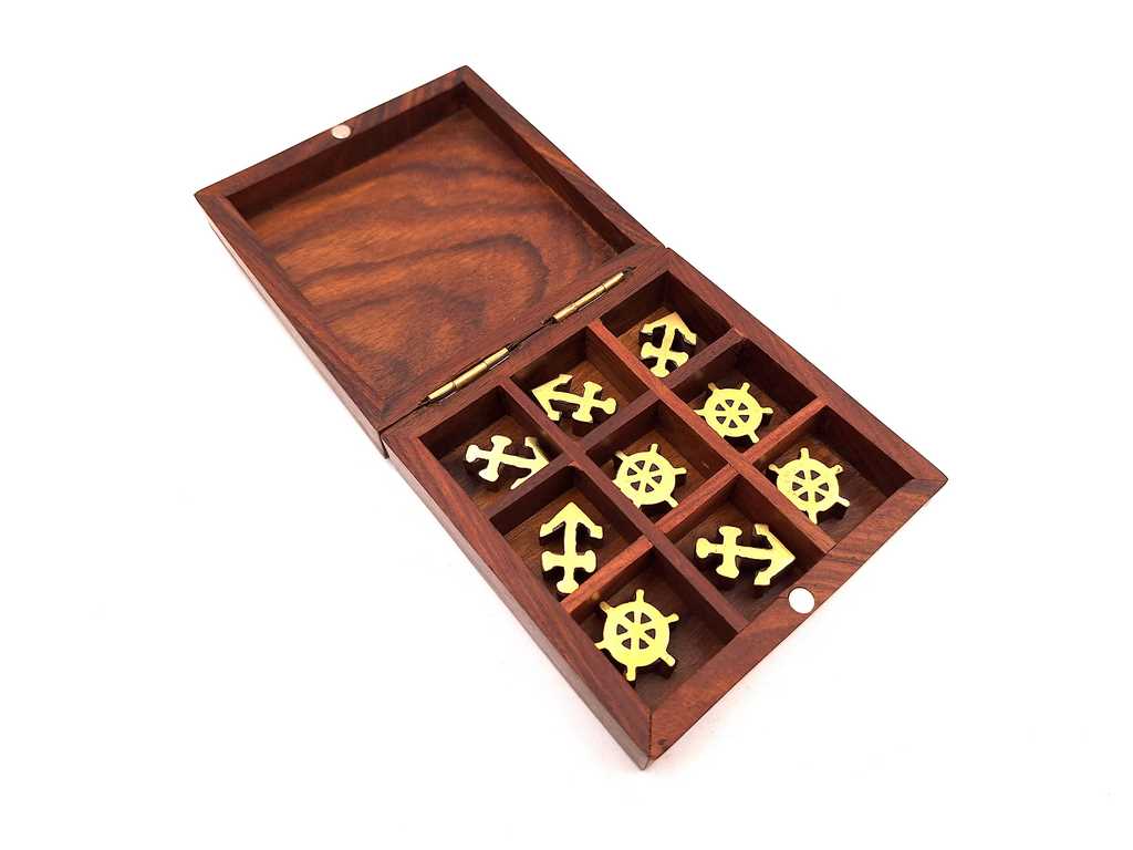 Houten boter-kaas-en-eieren in maritieme stijl met gravure - Gepersonaliseerd cadeau voor een zeiler, Afmetingen 10x10 cm, elegant ontwerp met messing accenten