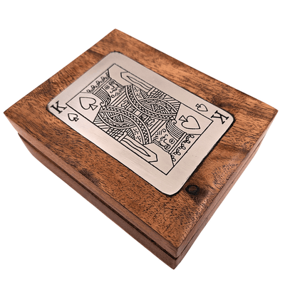 Elegant kaartspel in decoratieve houten doos met aluminium koningsplaatje - personalisatie met gravure - ideaal cadeau voor liefhebbers van kaartspellen - afmetingen doos 11,5 x 8 x 4 cm
