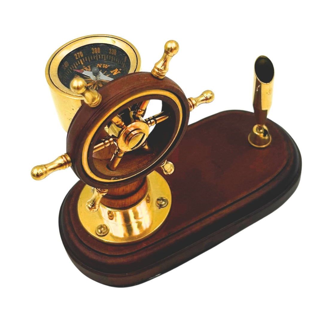 Elegante bureauset met stuurwiel en kompas met pennenhouder – hout, messing – personalisatie met gravure – ideaal cadeau voor een zeiler – hoogte 14,5 cm