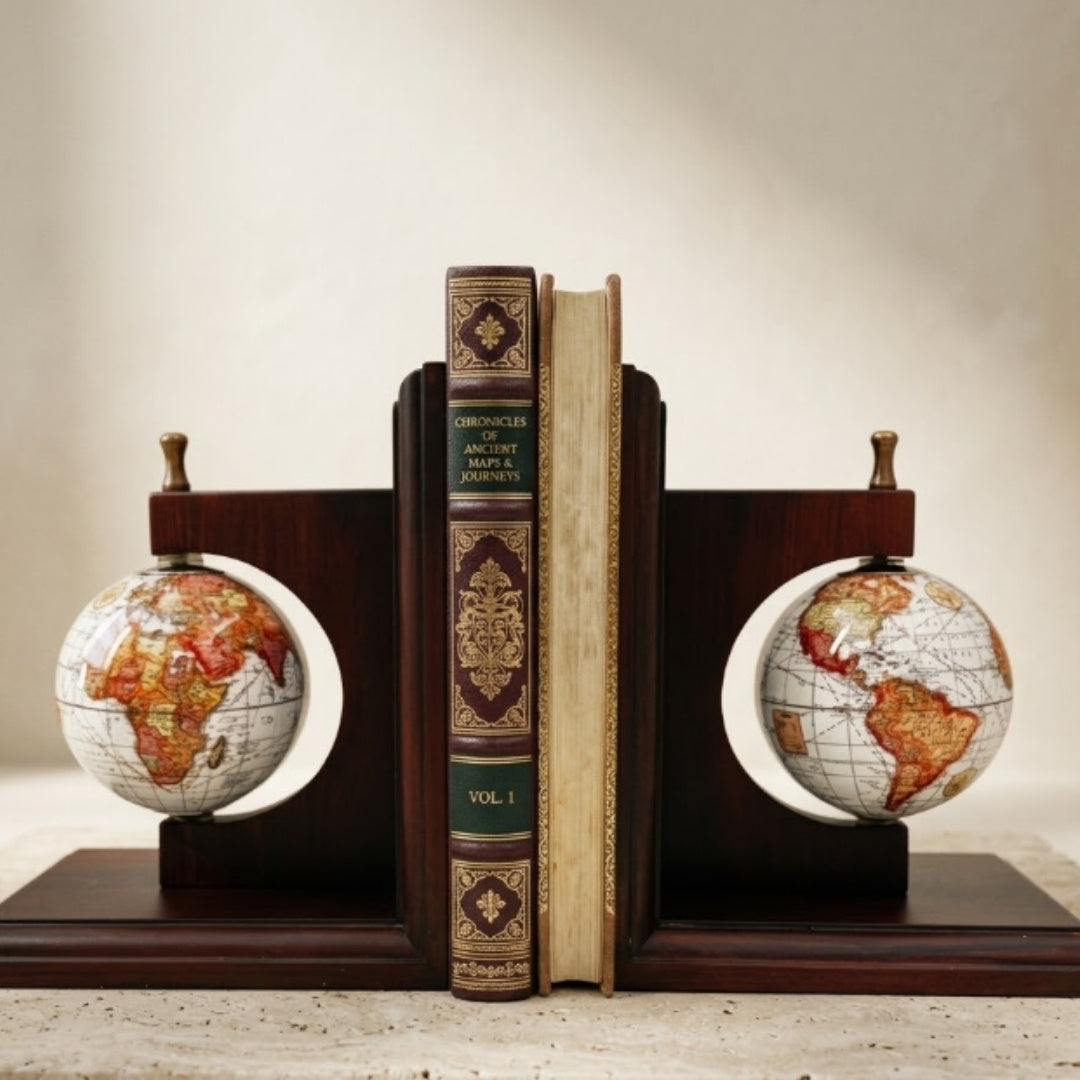 Stijlvolle boekensteunen met retro globes en gravure
