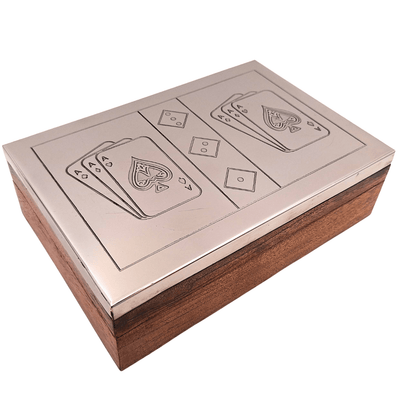 Elegante spellenset met twee kaartspellen en dobbelstenen in houten doos met aluminium bovenkant