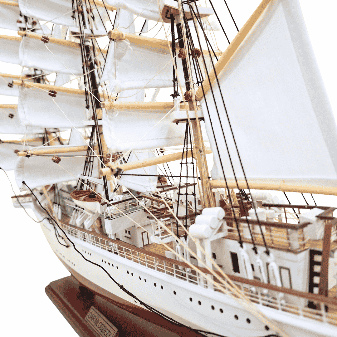Exclusief model van het zeilschip Dar Młodzieży XXL 71 cm, mogelijkheid tot personalisatie door gravure
