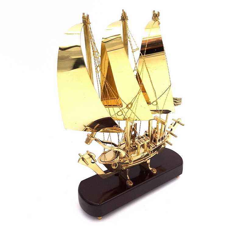 Elegant messing schip op houten voet 30 cm met mogelijkheid tot personalisatie door gravure