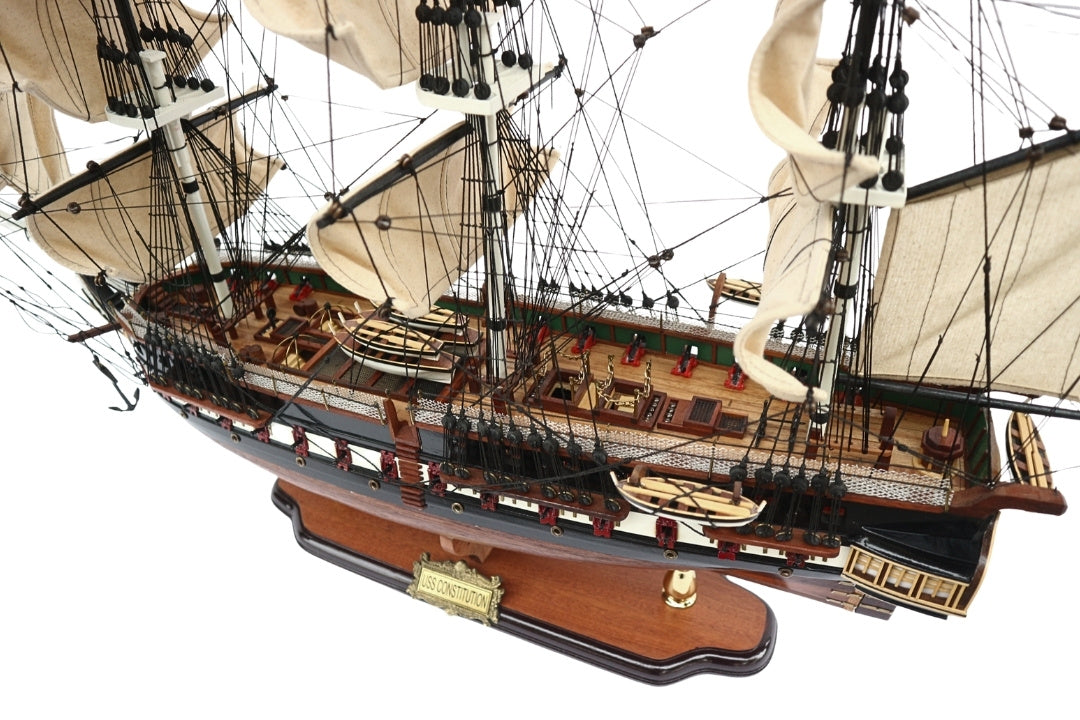 Exclusief groot model van het zeilschip USS Constitution 100cm met mogelijkheid tot personalisatie door gravure