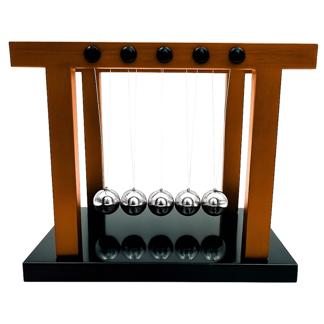 Elegante grote premium Newtonkogels op houten voet met mogelijkheid tot personalisatie door gravure