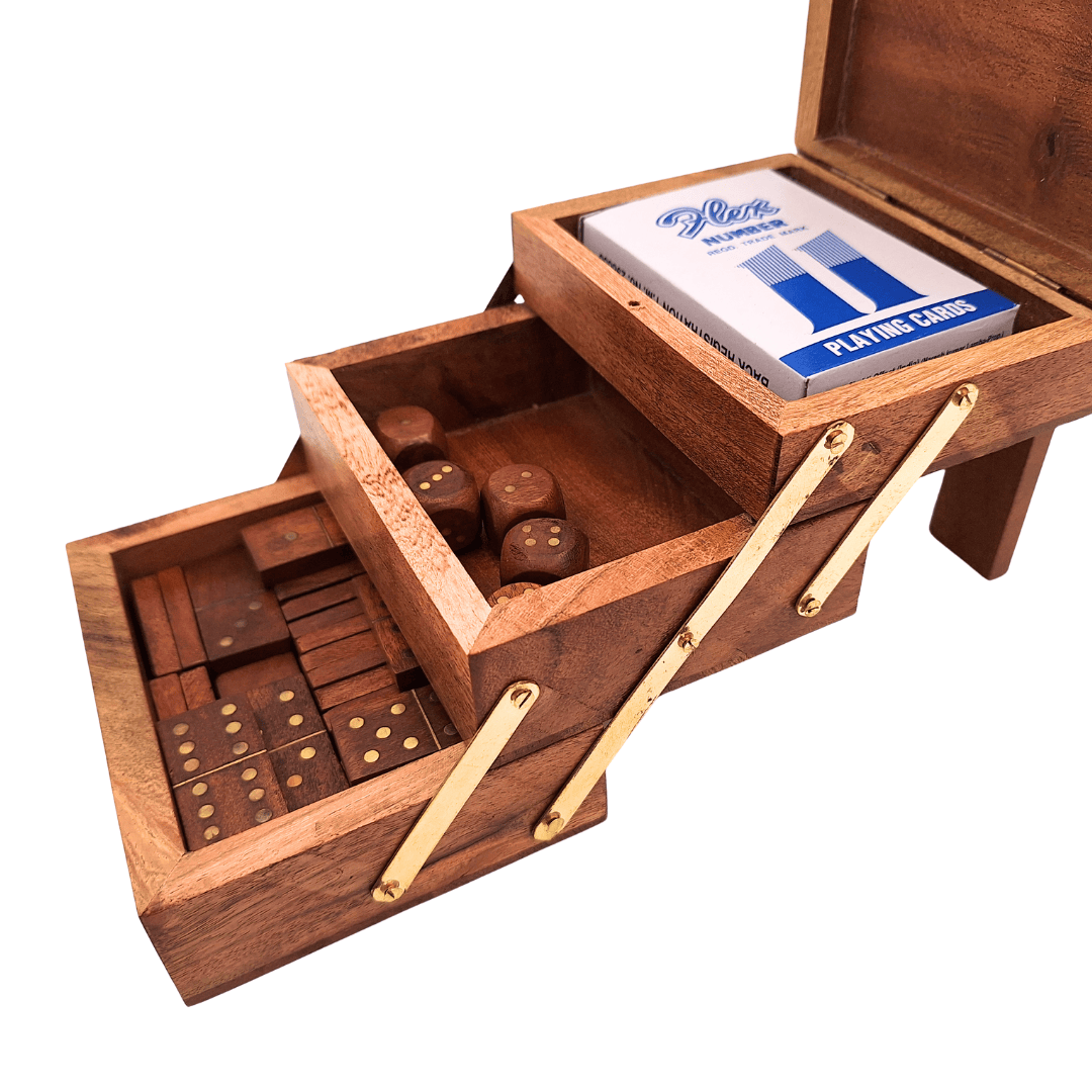 Elegante 3-in-1 spellenset met gepersonaliseerde gravure - kaarten, dobbelstenen, domino in houten doos met messing versieringen - ideaal cadeau voor spelliefhebbers - afmetingen 12 x 9,5 x 10,5 cm