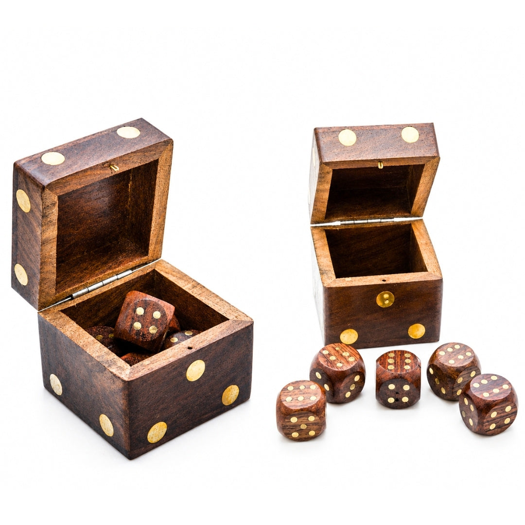Houten dobbelstenen in een elegante doos met mogelijkheid tot personalisatie met gravure