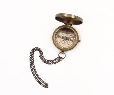 Afsluitbaar kompas met ketting in leren etui C-64