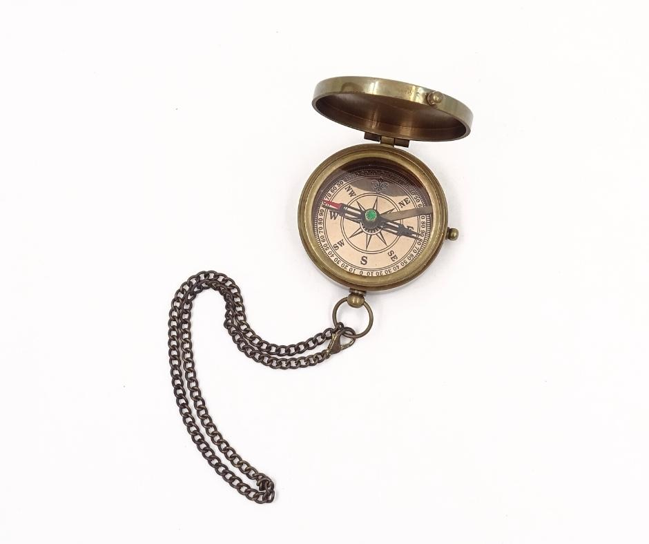 Afsluitbaar kompas met ketting in leren etui C-64