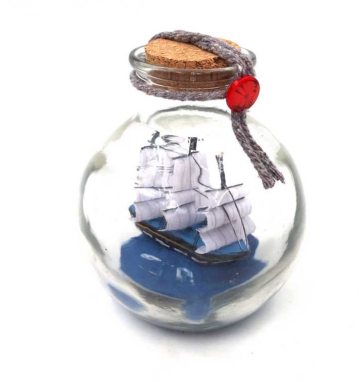 Miniatuurzeilschip in een fles met mogelijkheid tot personalisatie door gravure – klassieke maritieme decoratie als cadeau, 10 x 10 x 11 cm