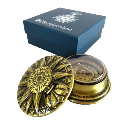 Messing Renaissance-Zonnekompas met Gravure - Elegant Vintage Cadeau met een Hoogte van 4,5 cm en een Diameter van 8,5 cm