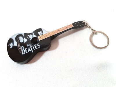 Houten sleutelhanger The Beatles-gitaar EGK-0894 met mogelijkheid tot personalisatie met gravure, in wit, zwart en bruin, ideaal als cadeau voor een muziekliefhebber en gitarist