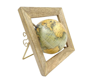 Decoratieve wereldbol GLB-40 in een houten frame met mogelijkheid tot personalisatie met gravure, blauw-gele kaart, diameter 15 cm