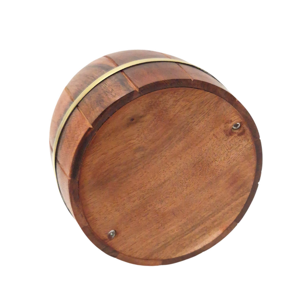 Grote houten spaarpot in de vorm van een ton met messing beslag