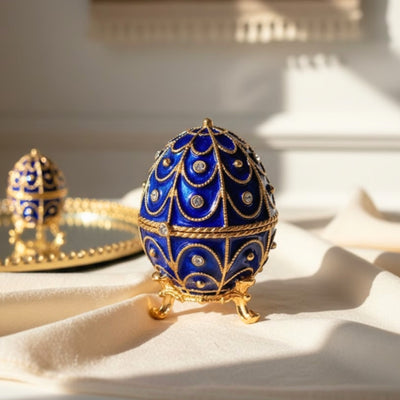 Exclusief metalen doosje met kristalletjes in de vorm van een Fabergé-ei, marineblauw-goud, 5,5x6,5cm met mogelijkheid tot personalisatie door gravure