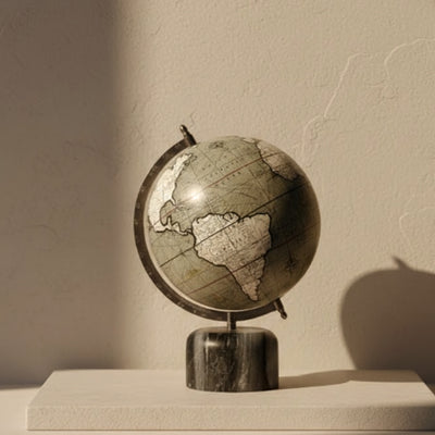 Decoratieve wereldbol op stenen voet 30cm met mogelijkheid tot personalisatie met gravure - Elegant cadeau in grijstinten en zwart steen