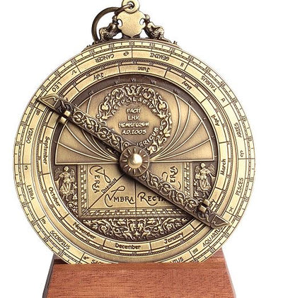 Europees astrolabium H32 – premium renaissance-replica met mogelijkheid tot personalisatie met gravure – ideaal cadeau met elegante houten voet – hoogte 12 cm, met de hand vervaardigd met oog voor detail
