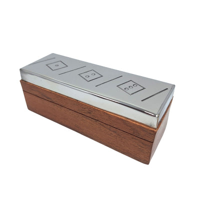 Dobbelspel met gepersonaliseerde gravure in houten doos met metalen bovenkant, ideaal als cadeau – G1117, 12.5x4.5x4.5 cm